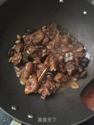 香菇花生焖猪脚的做法步骤：11
