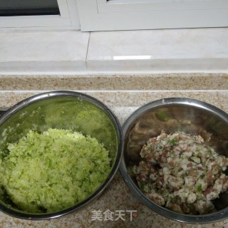 白菜水饺的做法步骤：1