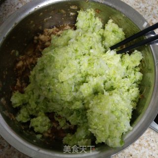 白菜水饺的做法步骤：2