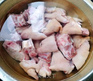 黄豆炖猪蹄的做法步骤：1