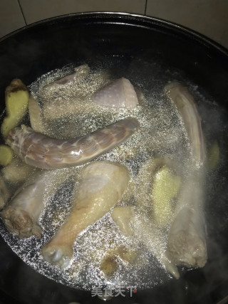 卤味鸭头鸭脖鸭翅的做法步骤：1