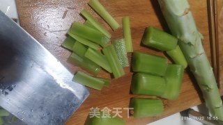 鸭肉炒莴笋的做法步骤：2