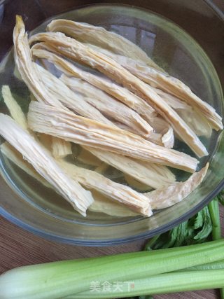 腐竹拌西芹的做法步骤：1