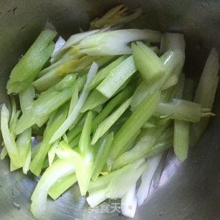 腐竹拌西芹的做法步骤：3