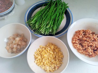 韭菜鸡蛋虾仁肉馅饼的做法步骤：3