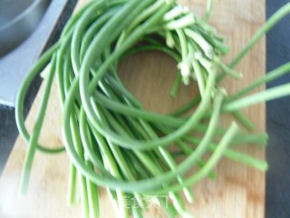 五花肉炖蒜薹的做法步骤：1
