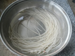 五花肉炖蒜薹的做法步骤：2
