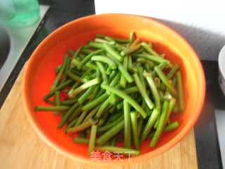 五花肉炖蒜薹的做法步骤：3