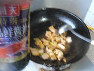 五花肉炖蒜薹的做法步骤：6
