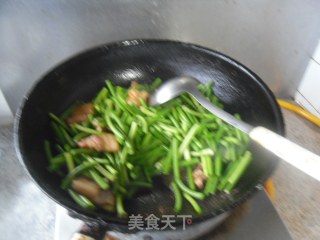 五花肉炖蒜薹的做法步骤：7