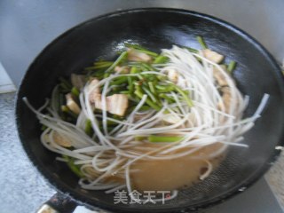五花肉炖蒜薹的做法步骤：9