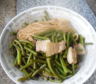 五花肉炖蒜薹的做法步骤：11