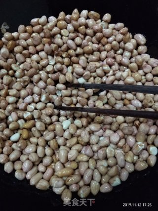 炒花生米的做法步骤：3