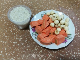 红薯莲子粥的做法步骤：1