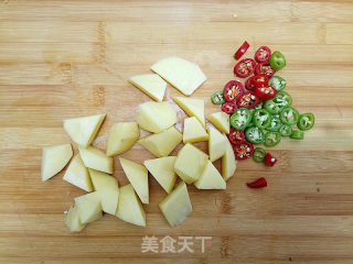 土豆鸡块焖面的做法步骤：2