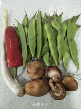 香菇辣椒炒豆角丝的做法步骤：1