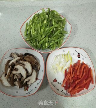 香菇辣椒炒豆角丝的做法步骤：4