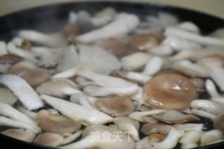 平菇肉圆汤的做法步骤：4