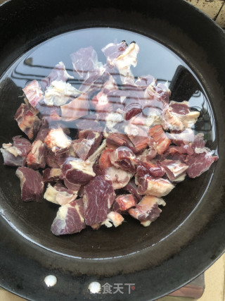番茄萝卜牛腩的做法步骤：1