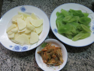 榨菜丝莴笋炒土豆的做法步骤：1