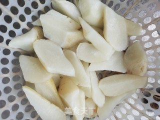 鸭翅萝卜汤的做法步骤：1
