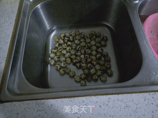 香辣鹌鹑蛋的做法步骤：1