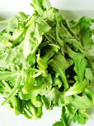 清炒茼蒿的做法步骤：1