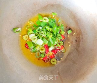 快速消灭家里剩余海鲜：简单又好吃的家常小炒～爆炒花哈的做法步骤：4
