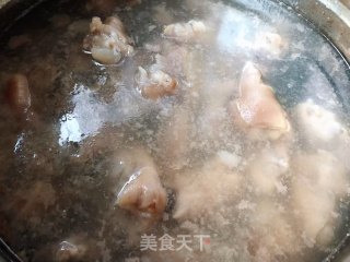 猪蹄莲藕玉米胡萝卜汤的做法步骤：3