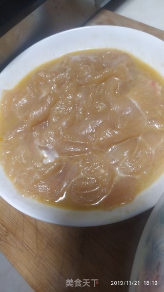 鸡胸肉炒尖椒的做法步骤：1