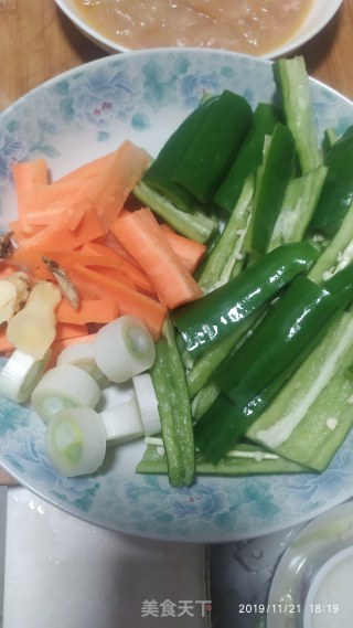 鸡胸肉炒尖椒的做法步骤：2