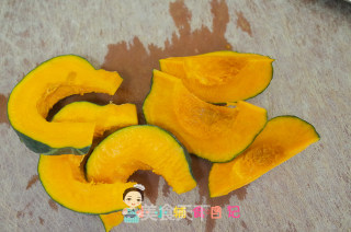 6个月以上辅食香甜葡萄干南瓜泥的做法步骤：2