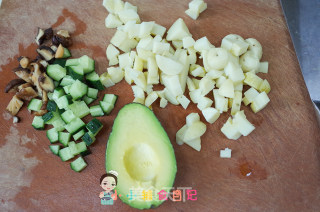 12个月以上牛油果虾仁炒饭的做法步骤：1