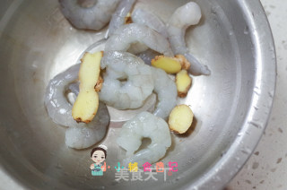 12个月以上牛油果虾仁炒饭的做法步骤：2