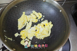 12个月以上牛油果虾仁炒饭的做法步骤：4