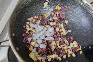 12个月以上牛油果虾仁炒饭的做法步骤：7