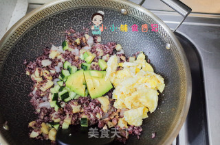 12个月以上牛油果虾仁炒饭的做法步骤：8