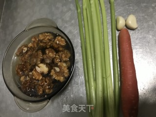 核桃仁炒芹菜的做法步骤：1