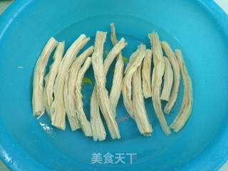 腐竹焖鸭的做法步骤：1