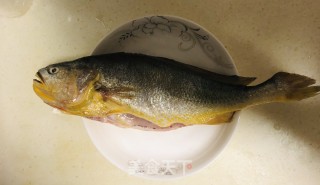 清蒸黄花鱼的做法步骤：1