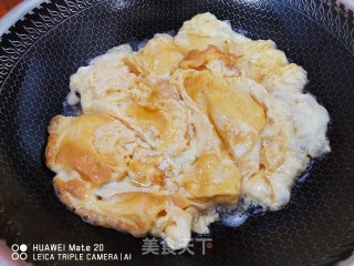 杏鲍菇炒鸡蛋的做法步骤：2