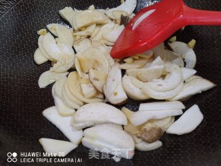 杏鲍菇炒鸡蛋的做法步骤：3