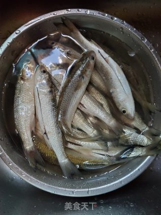 香煎小河鱼的做法步骤：1
