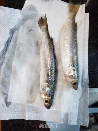 香煎小河鱼的做法步骤：3