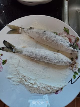 香煎小河鱼的做法步骤：4