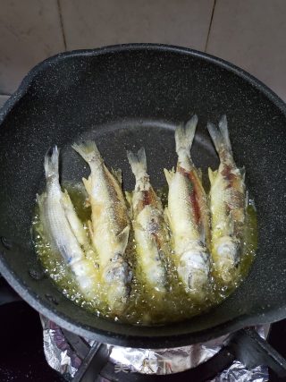 香煎小河鱼的做法步骤：6