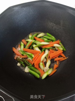 核桃芦笋炒虾仁的做法步骤：5