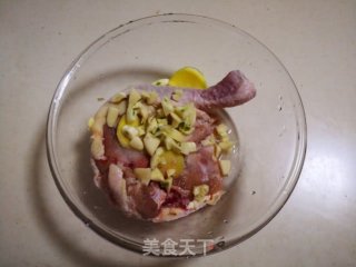 蜜汁烤鸡腿的做法步骤：1