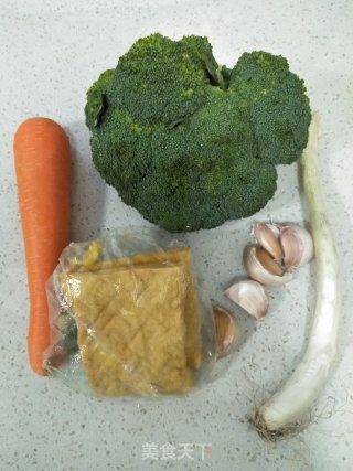 豆腐干炒西兰花的做法步骤：1