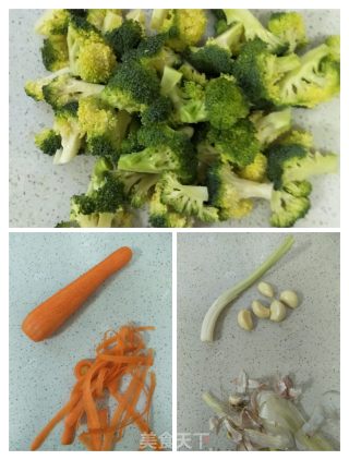 豆腐干炒西兰花的做法步骤：2
